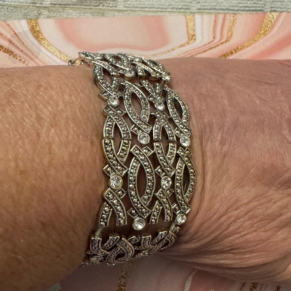 Sparkling Silver Tone Stretch Bracelet